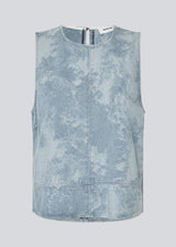 Sleeveless top with a round neck in cotton denim. NaomaMD solid top has a loose fit and an opening in the neck with a button closure.