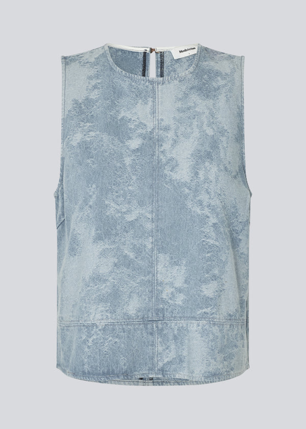 Sleeveless top with a round neck in cotton denim. NaomaMD solid top has a loose fit and an opening in the neck with a button closure.