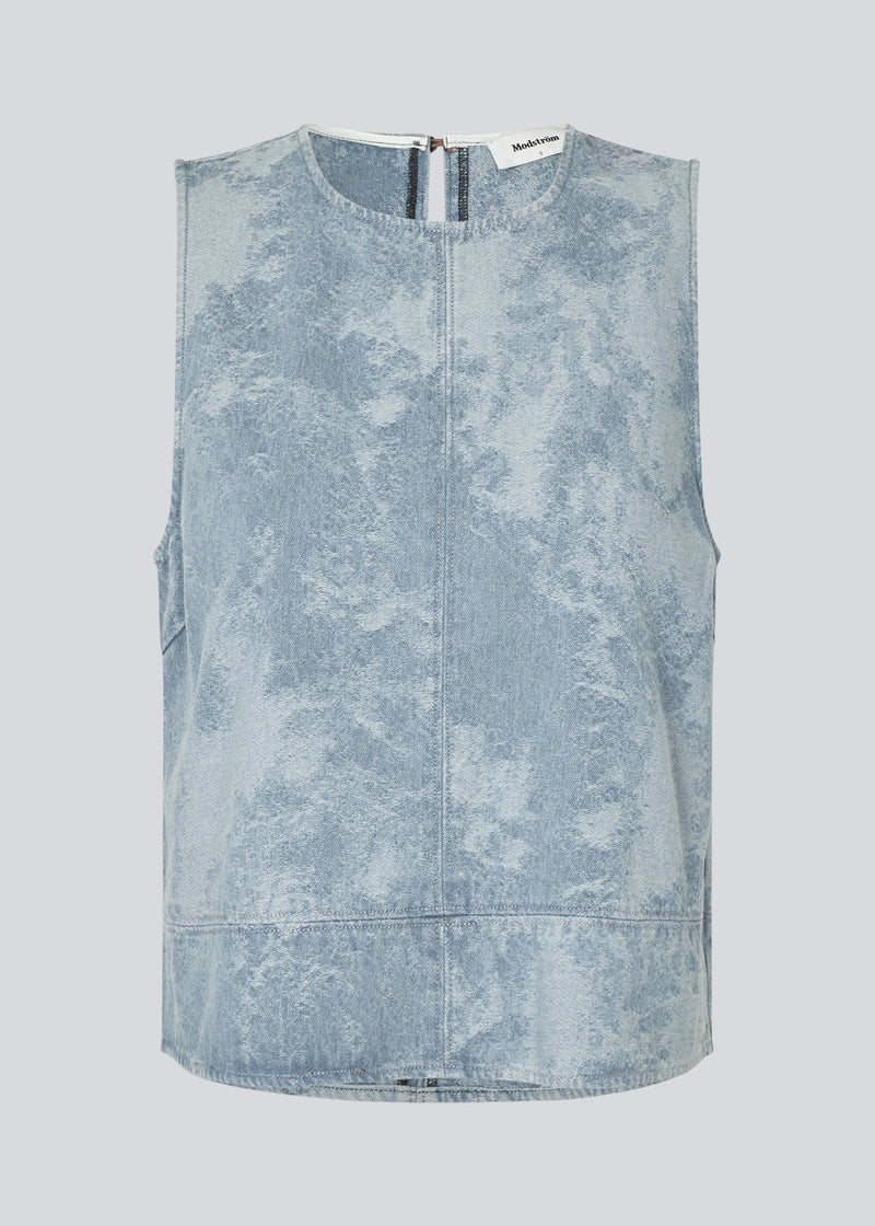 Sleeveless top with a round neck in cotton denim. NaomaMD solid top has a loose fit and an opening in the neck with a button closure.