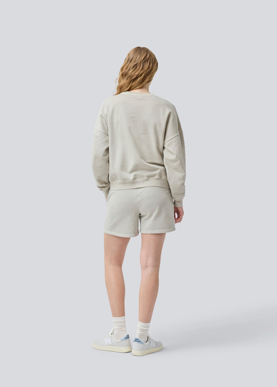 Loose shorts in sweat with a tieband at the waist. NiarnMD shorts have an elastic waistband and side pockets.