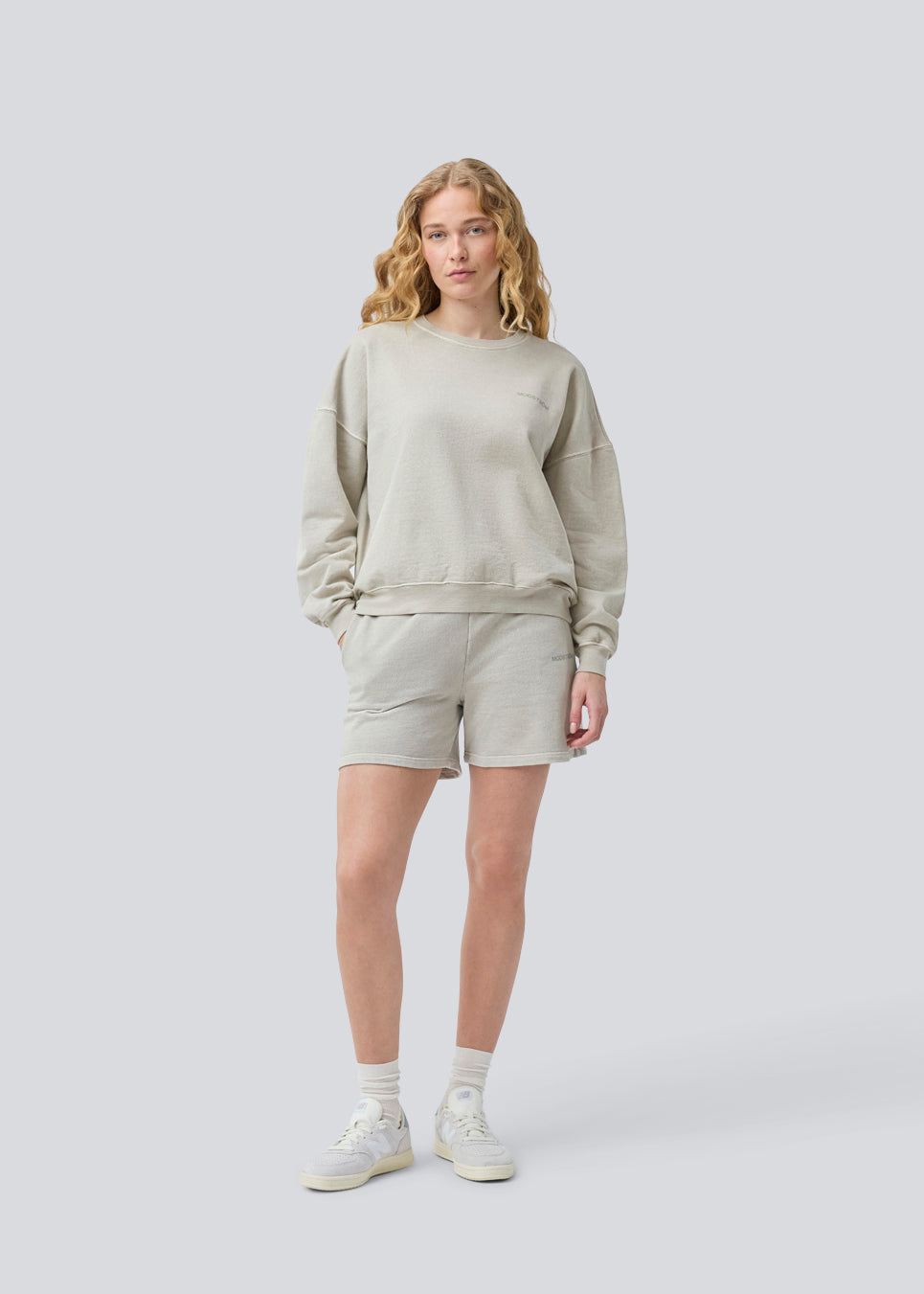 Loose shorts in sweat with a tieband at the waist. NiarnMD shorts have an elastic waistband and side pockets.