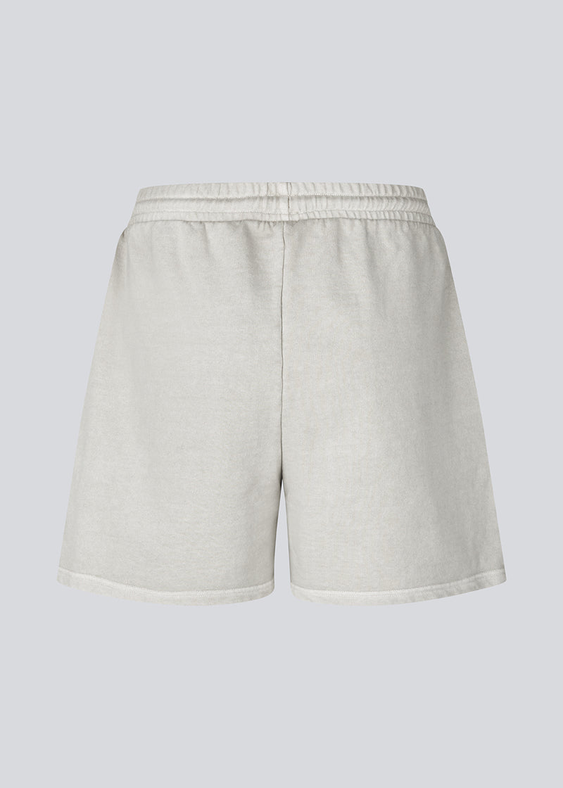 Loose shorts in sweat with a tieband at the waist. NiarnMD shorts have an elastic waistband and side pockets.