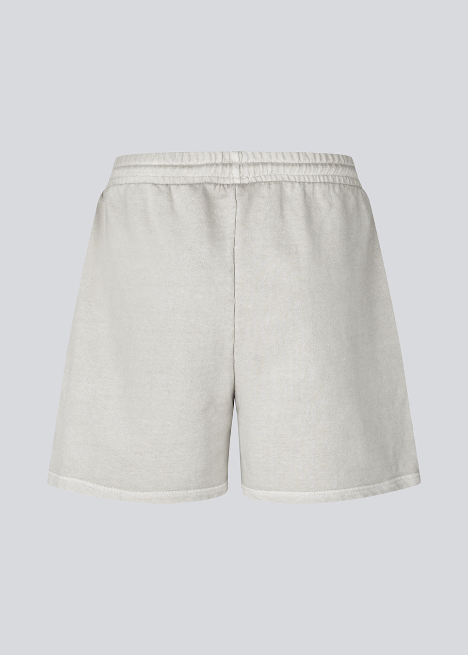 Loose shorts in sweat with a tieband at the waist. NiarnMD shorts have an elastic waistband and side pockets.
