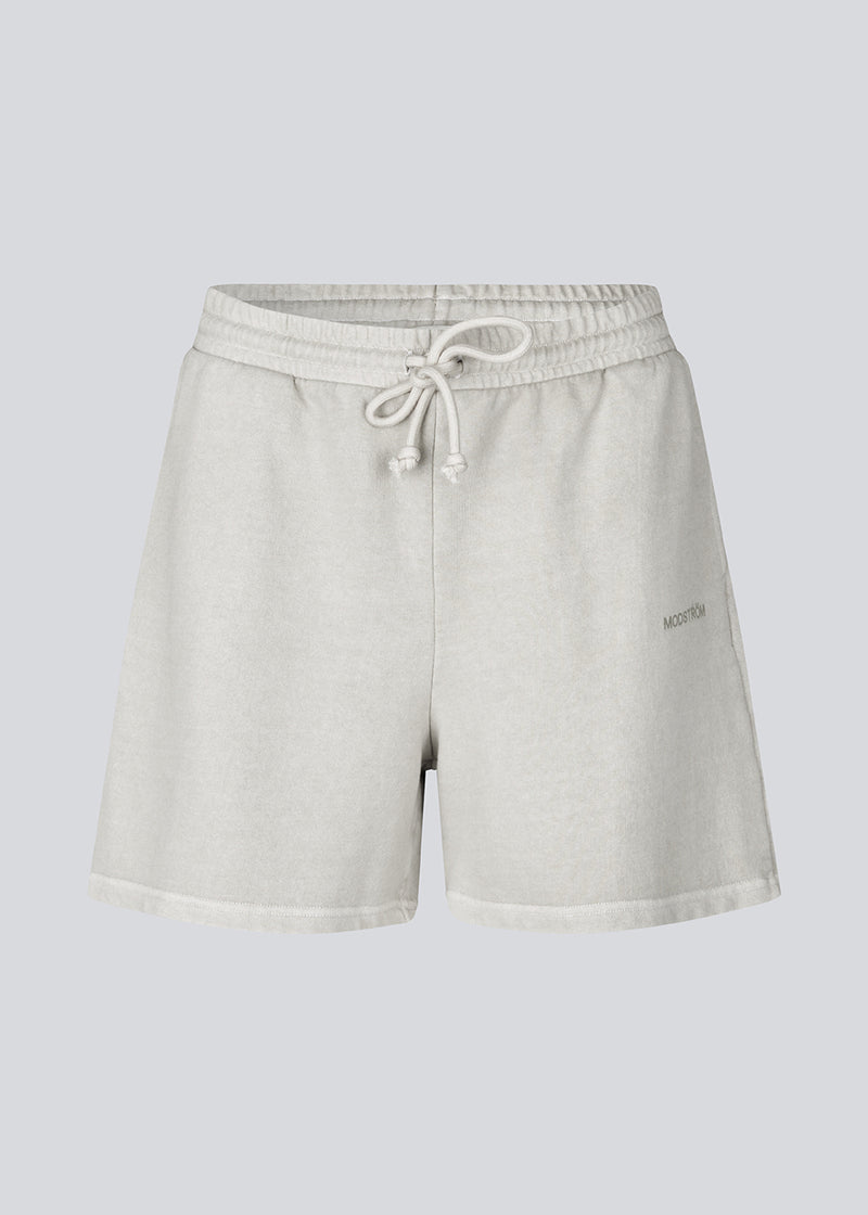Loose shorts in sweat with a tieband at the waist. NiarnMD shorts have an elastic waistband and side pockets.