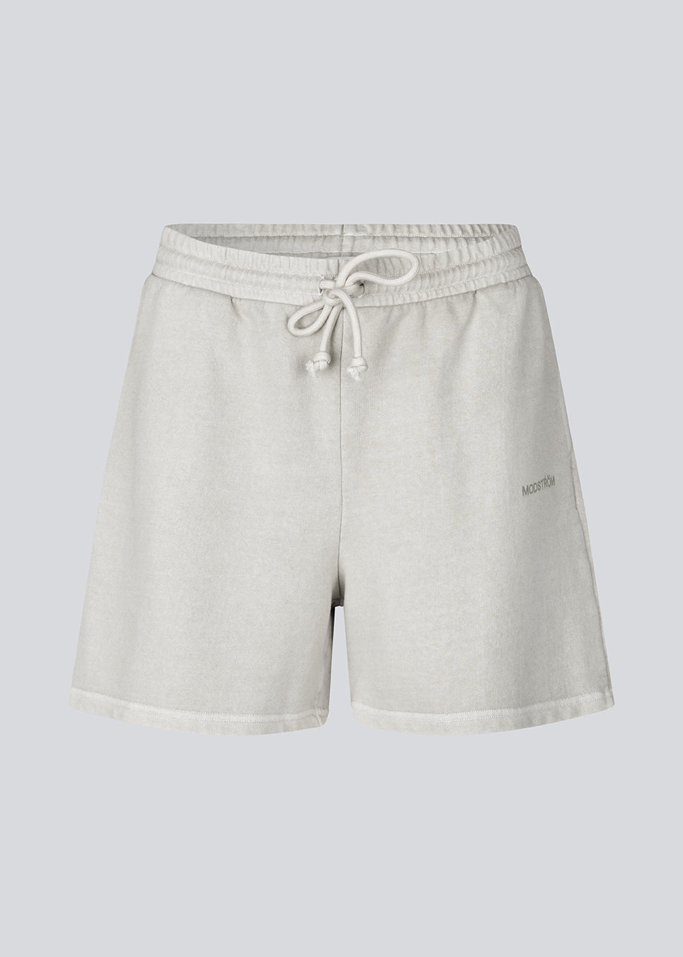 Loose shorts in sweat with a tieband at the waist. NiarnMD shorts have an elastic waistband and side pockets.