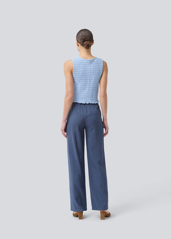 Blue pants with wide legs in EcoVero viscose. NickiMD pants have an elastic waistband and side pockets.