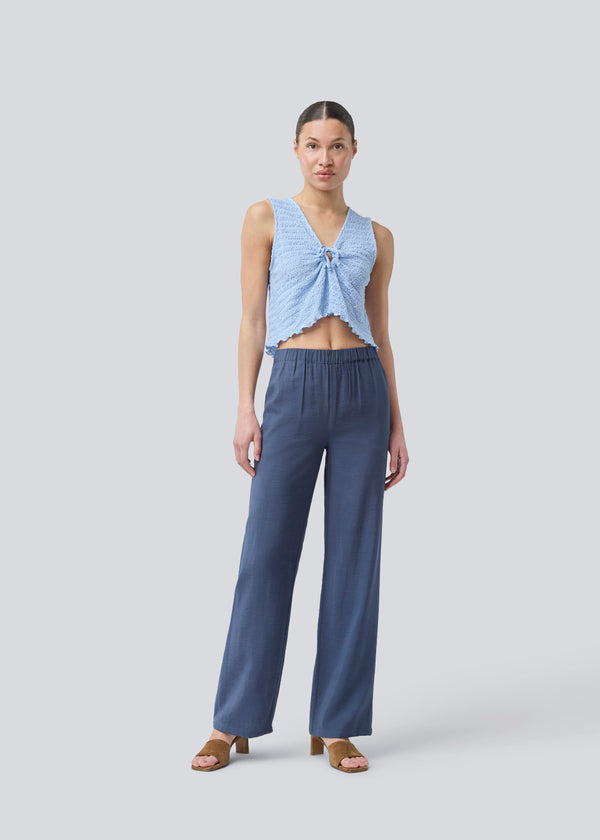 Blue pants with wide legs in EcoVero viscose. NickiMD pants have an elastic waistband and side pockets.