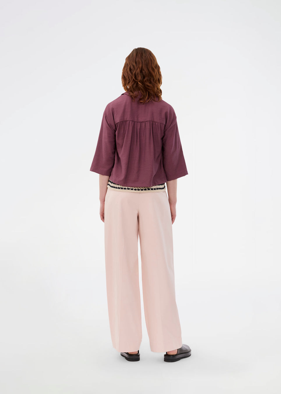 Sleeveless shirt in purple with button closure in EcoVero viscose. NickiMD SS shirt has a loose fit and gathers at the shoulder.