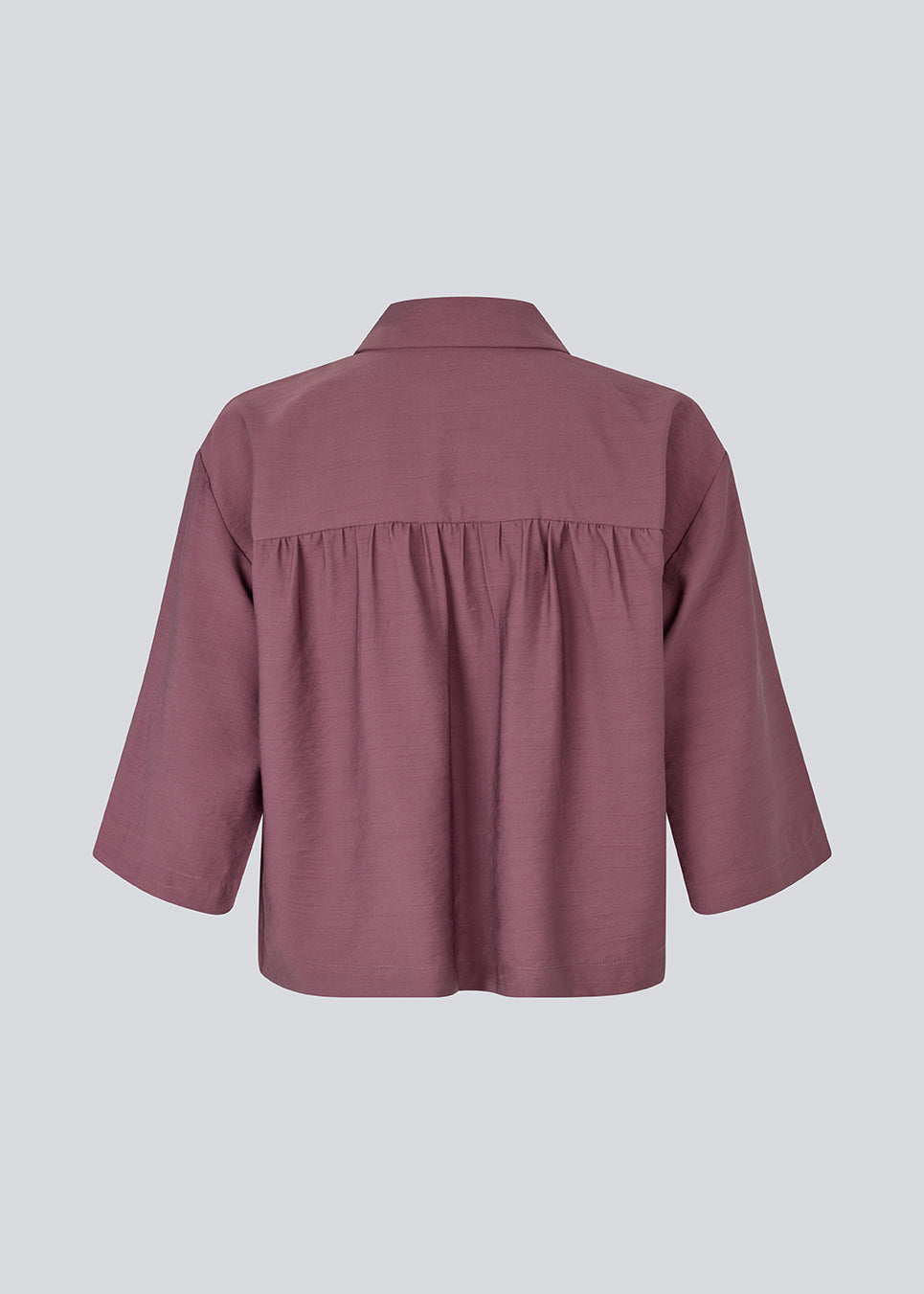 Sleeveless shirt in purple with button closure in EcoVero viscose. NickiMD SS shirt has a loose fit and gathers at the shoulder.