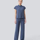 Blue pants with wide legs in EcoVero viscose. NickiMD pants have an elastic waistband and side pockets.