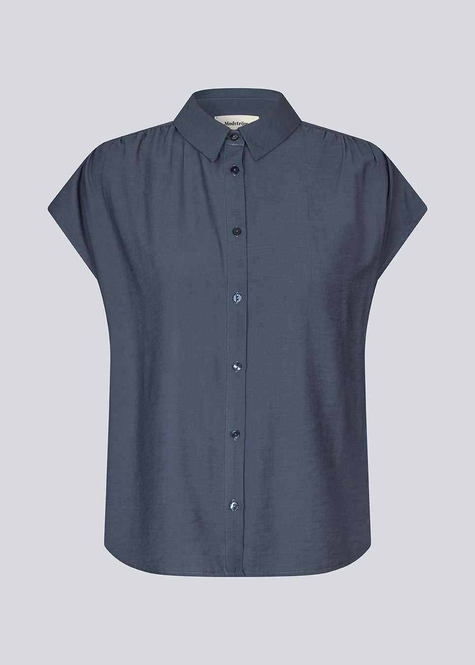 Sleeveless shirt in blue with button closure in EcoVero viscose. NickiMD SS shirt has a loose fit and gathers at the shoulder.