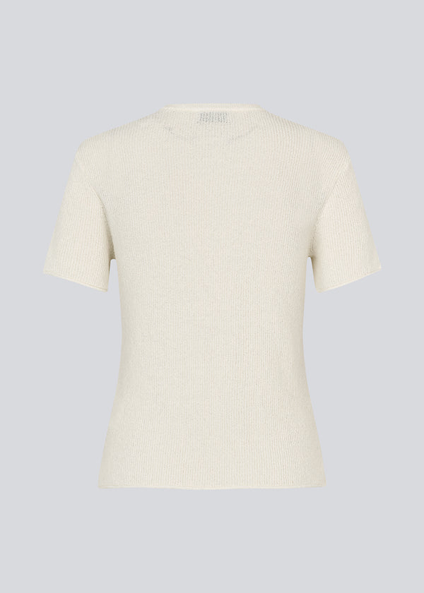 Fitted white t-shirt in knit. NigellaMD o-neck has a round neck and short sleeves.