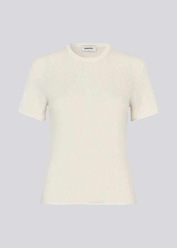 Fitted white t-shirt in knit. NigellaMD o-neck has a round neck and short sleeves.