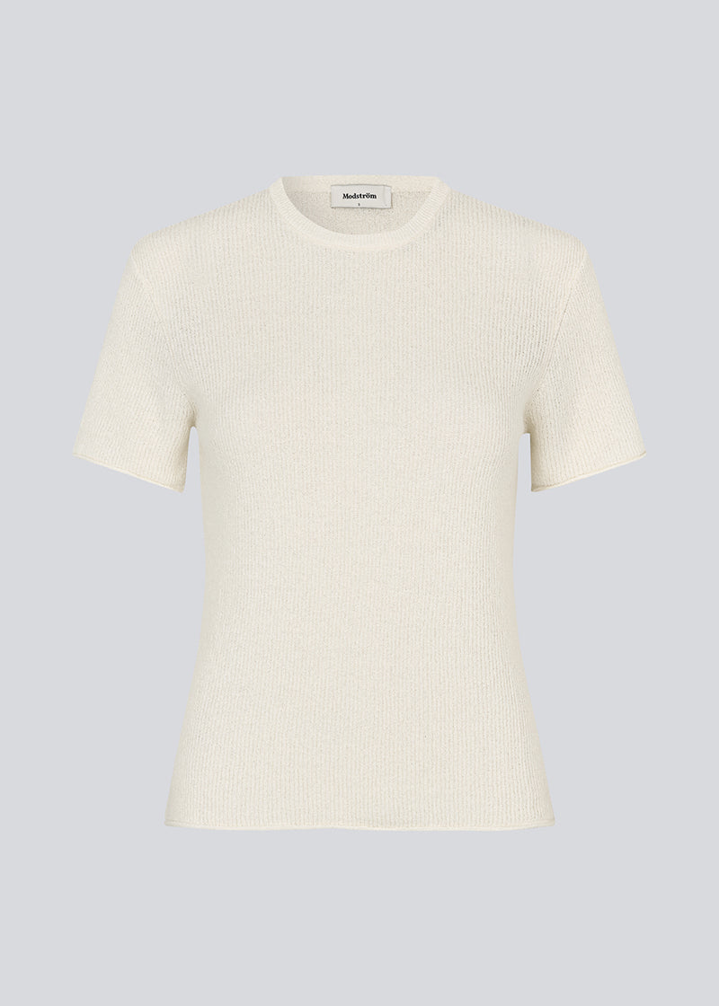 Fitted white t-shirt in knit. NigellaMD o-neck has a round neck and short sleeves.