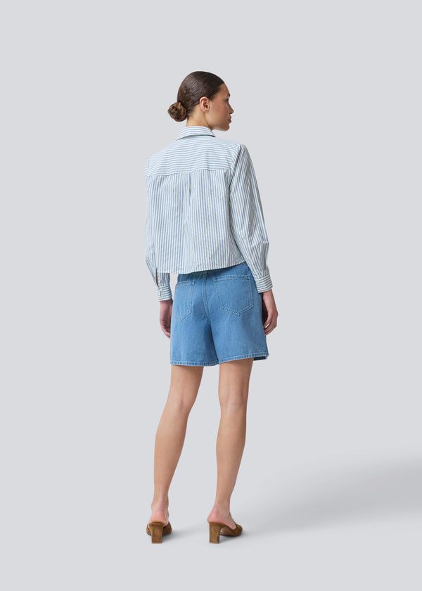 Classic shirt with a loose fit and long sleeves. NikkoMD shirt has a shirtcollar and a button closure in front.
