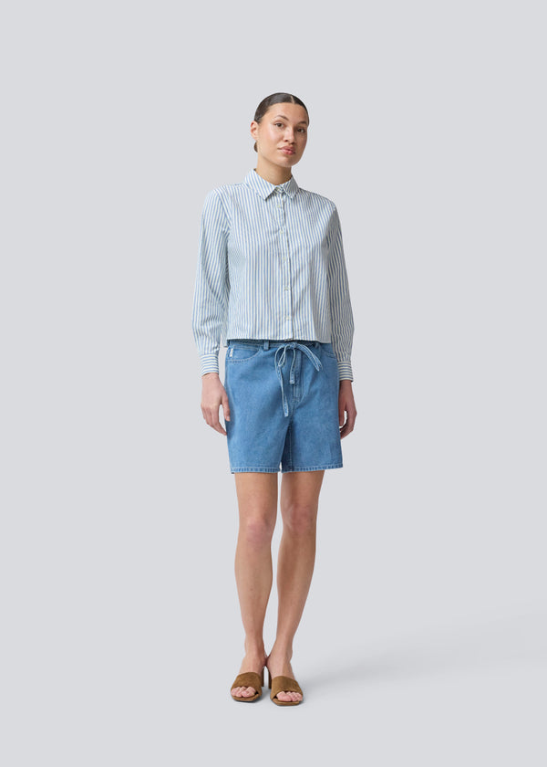 Classic shirt with a loose fit and long sleeves. NikkoMD shirt has a shirtcollar and a button closure in front.

