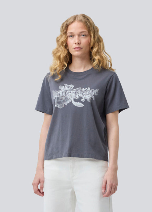 T-shirt with flowerprint and logo in 100% organic cotton. NilasMD print t-shirt has a washed look and a loose fit.