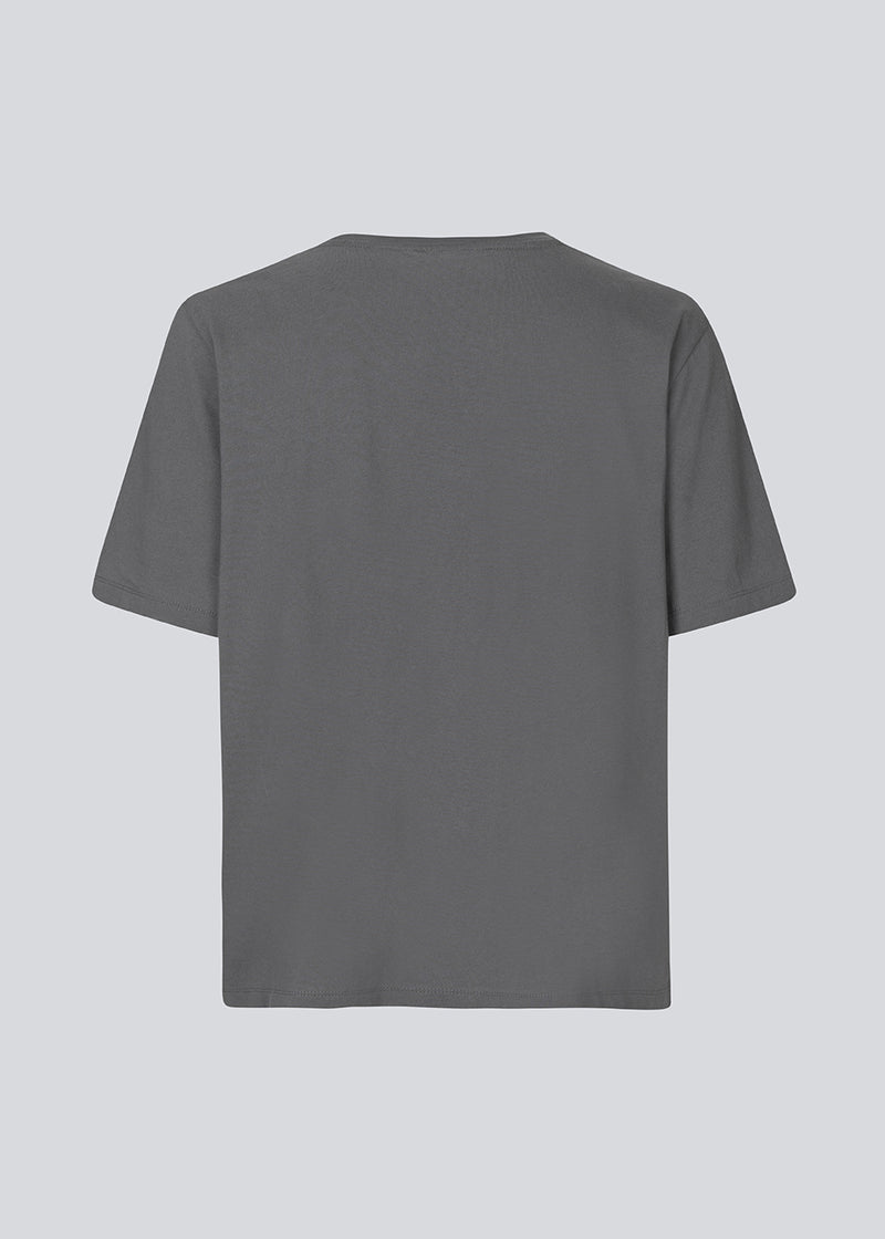 T-shirt with flowerprint and logo in 100% organic cotton. NilasMD print t-shirt has a washed look and a loose fit.