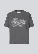 T-shirt with flowerprint and logo in 100% organic cotton. NilasMD print t-shirt has a washed look and a loose fit.