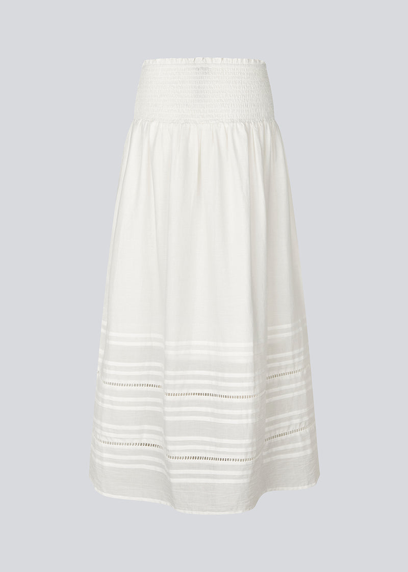 Maxi skirt in white in 100% organic cotton. NillaMD short skirt has a loose skirt with pleats and frill details, and an elastic waist with a smock.