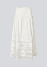 Maxi skirt in white in 100% organic cotton. NillaMD short skirt has a loose skirt with pleats and frill details, and an elastic waist with a smock.