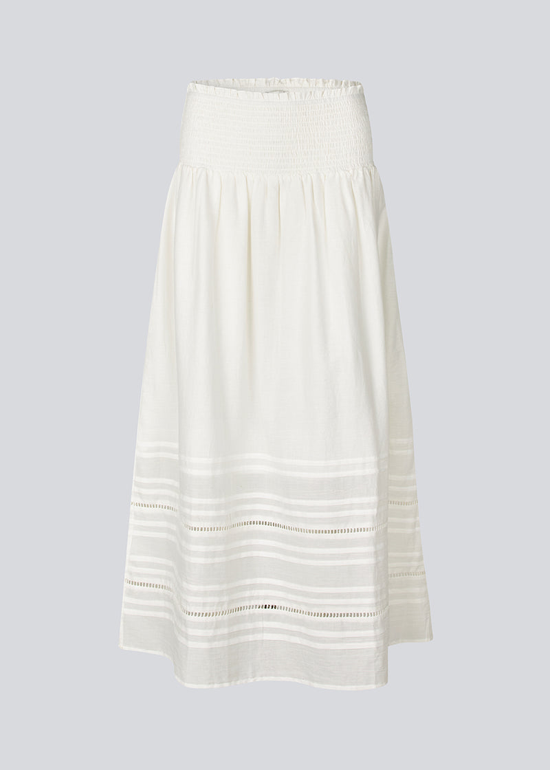 Maxi skirt in white in 100% organic cotton. NillaMD short skirt has a loose skirt with pleats and frill details, and an elastic waist with a smock.