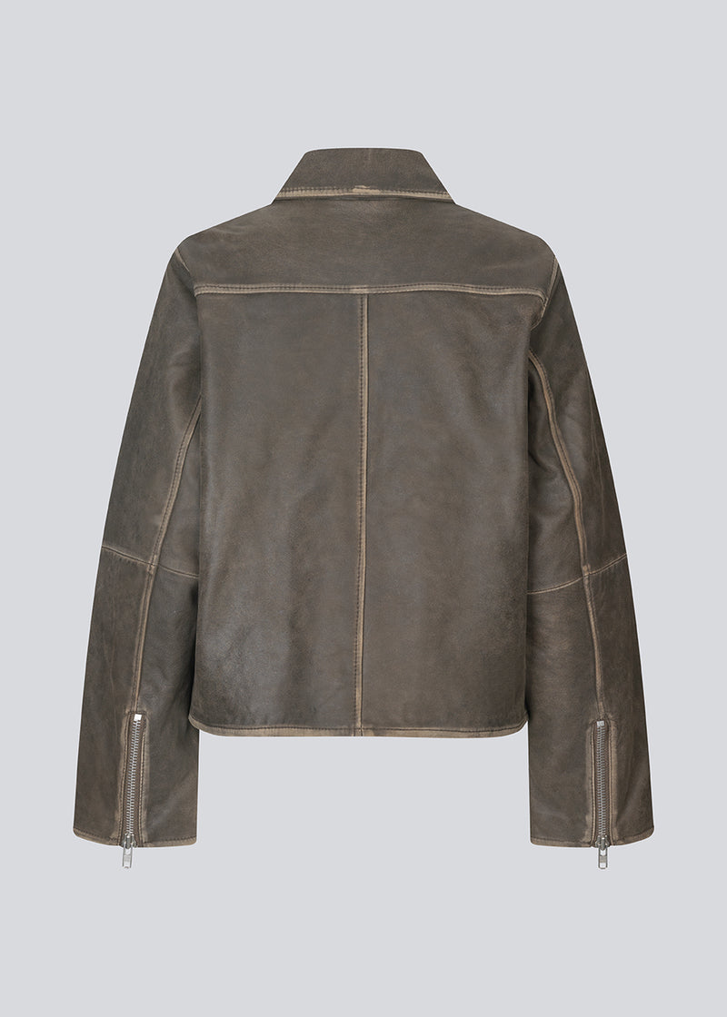Brown Leather jacket with a loose fit in 100% lamp leather. NimaMD jacket has a zipper closure, shirt collar and two front pockets.