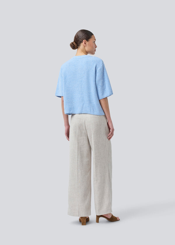 Short-sleeved cardigan in a soft knit. NoeMD cardigan has a loose fit and a button closure in front.