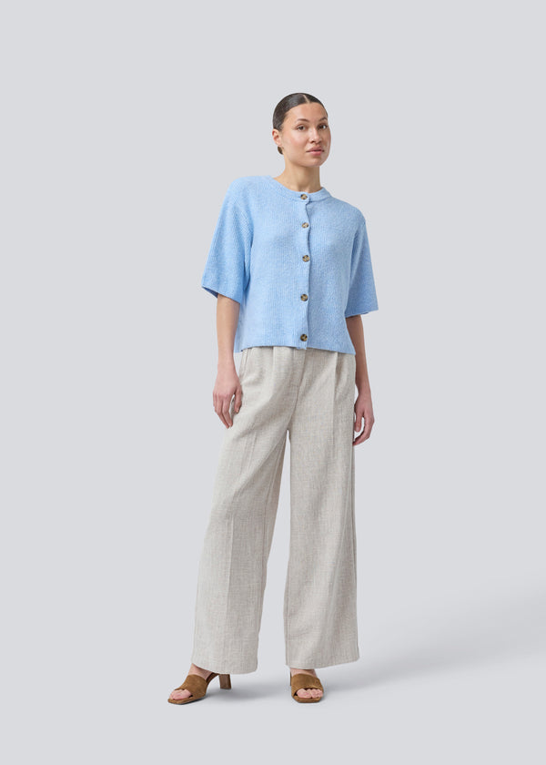 Short-sleeved cardigan in a soft knit. NoeMD cardigan has a loose fit and a button closure in front.