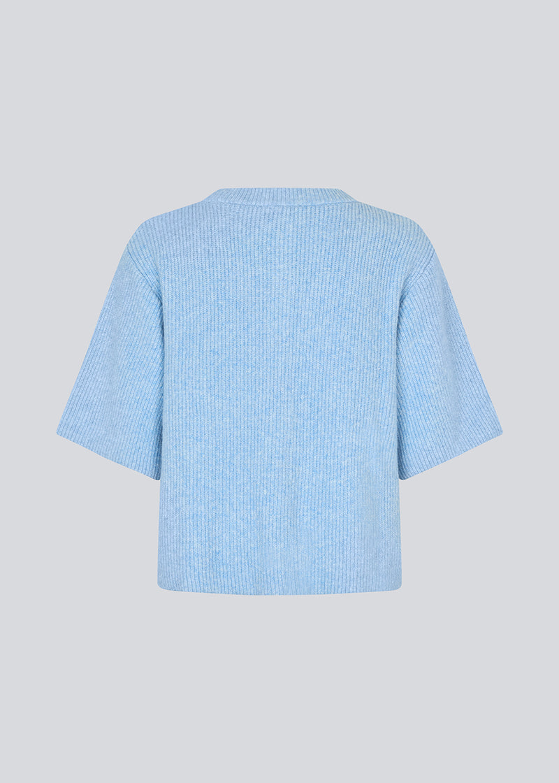 Short-sleeved cardigan in a soft knit. NoeMD cardigan has a loose fit and a button closure in front.