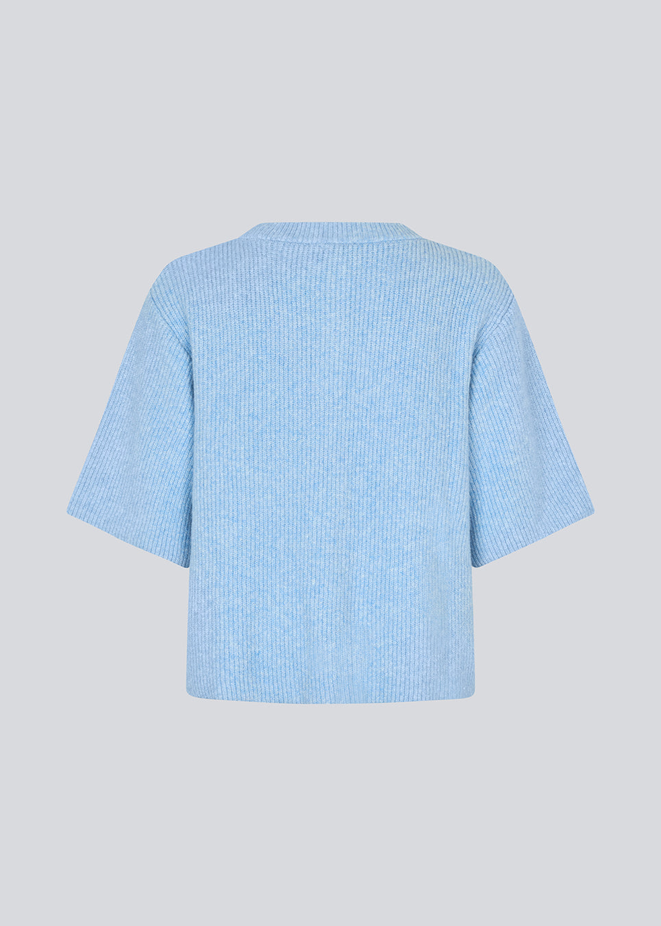 Short-sleeved cardigan in a soft knit. NoeMD cardigan has a loose fit and a button closure in front.