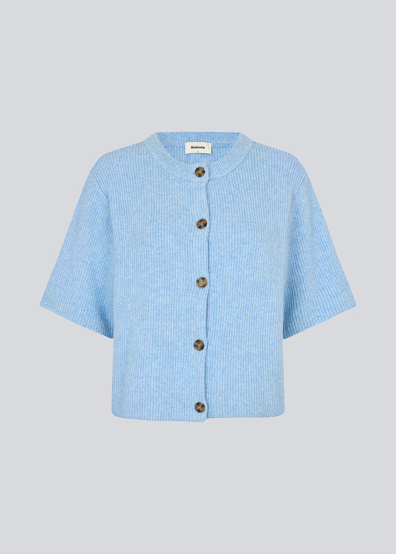 Short-sleeved cardigan in a soft knit. NoeMD cardigan has a loose fit and a button closure in front.