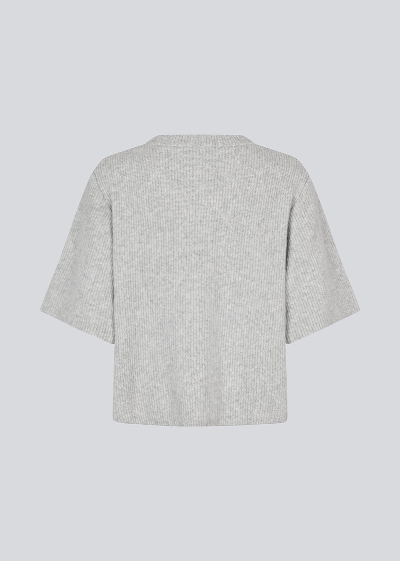 Shortsleeved cardigan in soft knit. NoeMD cardigan has a loose fit and button closure at the front.