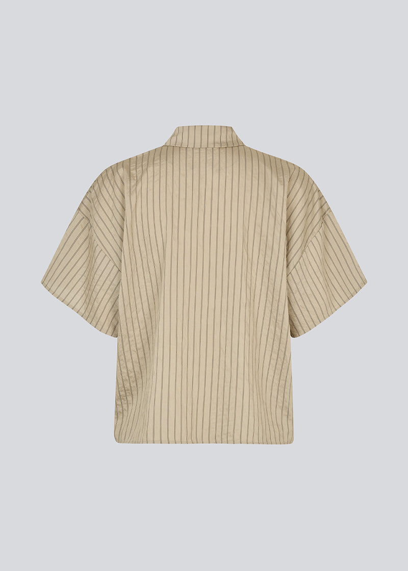 Classic short-sleeved shirt with a button closure in front. NolandMD shirt has a shirt collar and a loose fit.