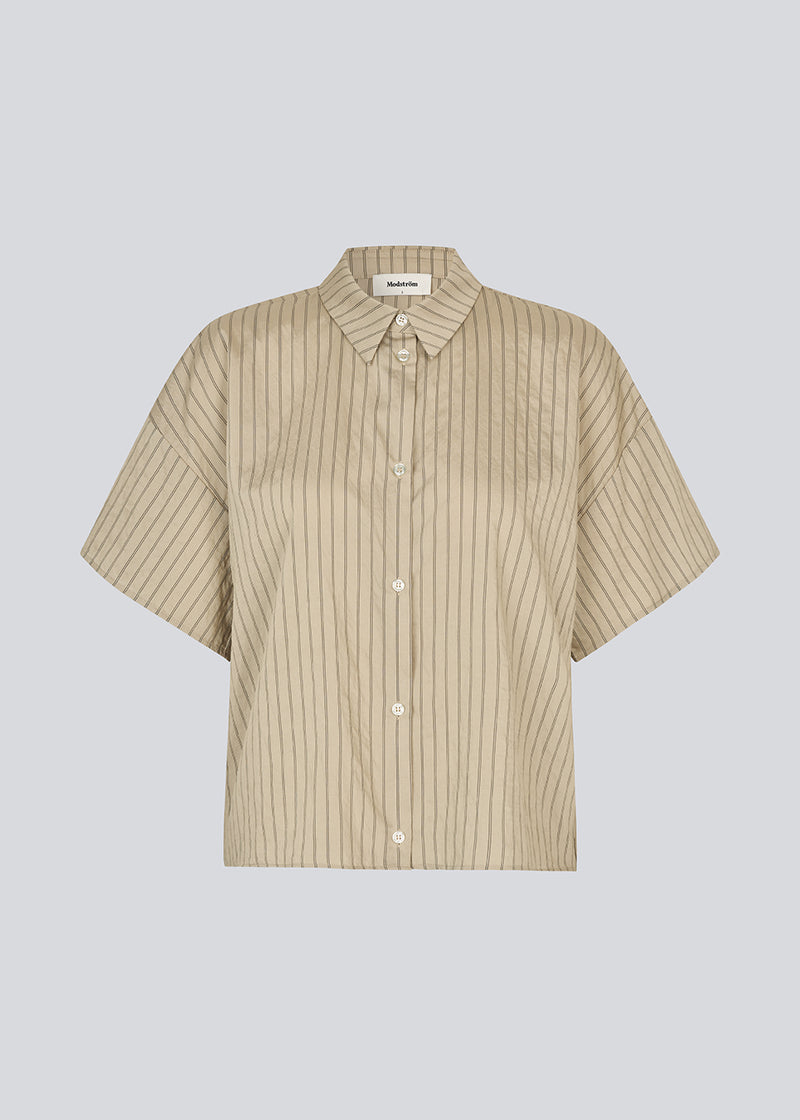Classic short-sleeved shirt with a button closure in front. NolandMD shirt has a shirt collar and a loose fit.