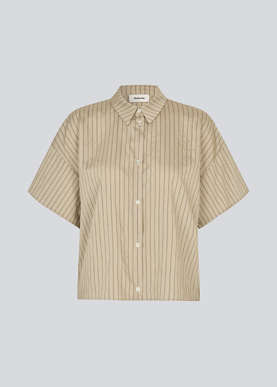 Classic short-sleeved shirt with a button closure in front. NolandMD shirt has a shirt collar and a loose fit.