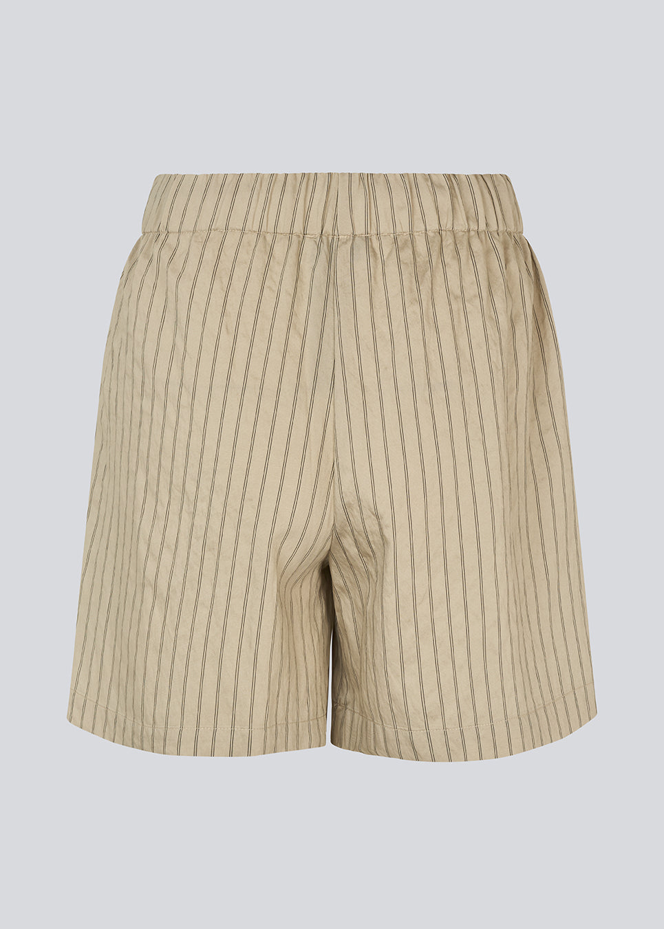 Loose shorts with a tieband at the waist. NolandMD shorts have side pockets and an elastic waistband.