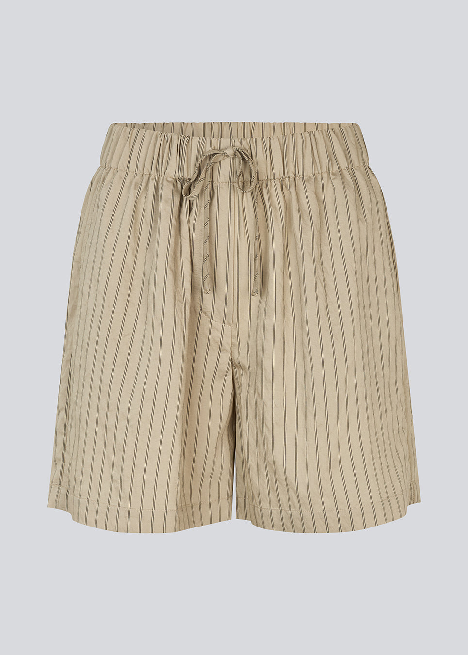 Loose shorts with a tieband at the waist. NolandMD shorts have side pockets and an elastic waistband.