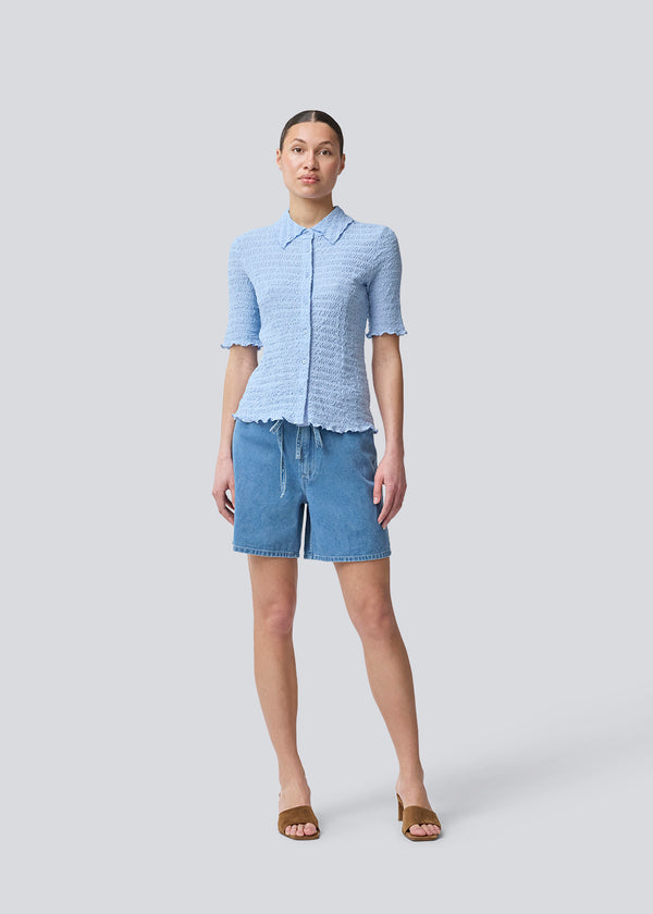 Short-sleeved shirt in a light and structured material. NolineMD shirt is fitted and has a shirt collar and button closure in front.