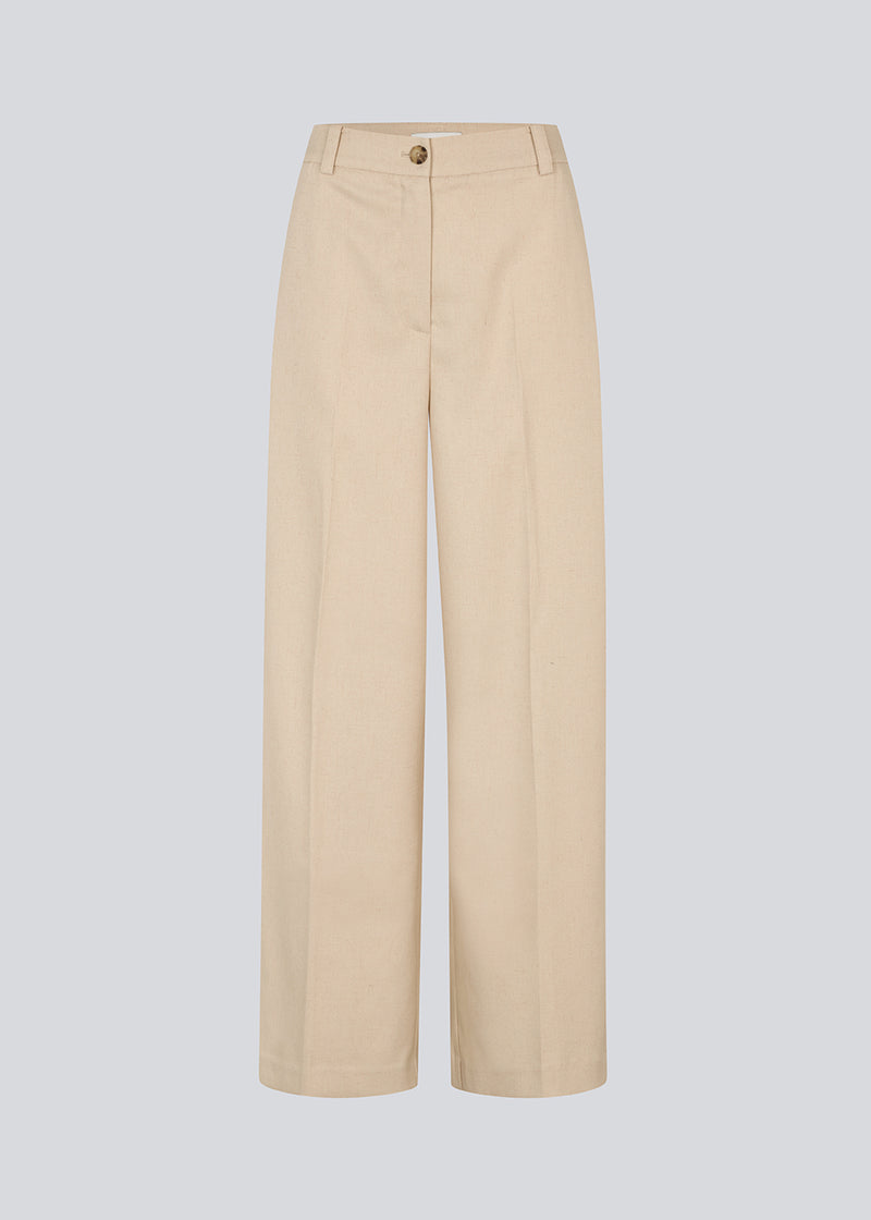 NormaMD pants in beige have a medium-high waist, zipper, side pockets, and paspoil pocket in the back.