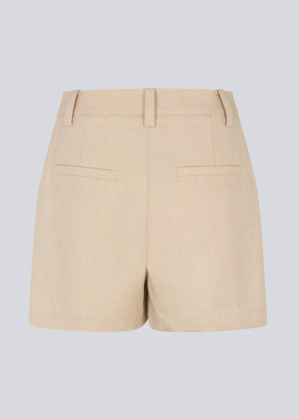 Short high-waisted shorts with sidepockets. NormaMD shorts have a zip fly and button, belt loops and decorative pockets on the back.