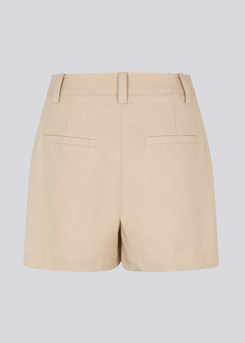 Short high-waisted shorts with sidepockets. NormaMD shorts have a zip fly and button, belt loops and decorative pockets on the back.