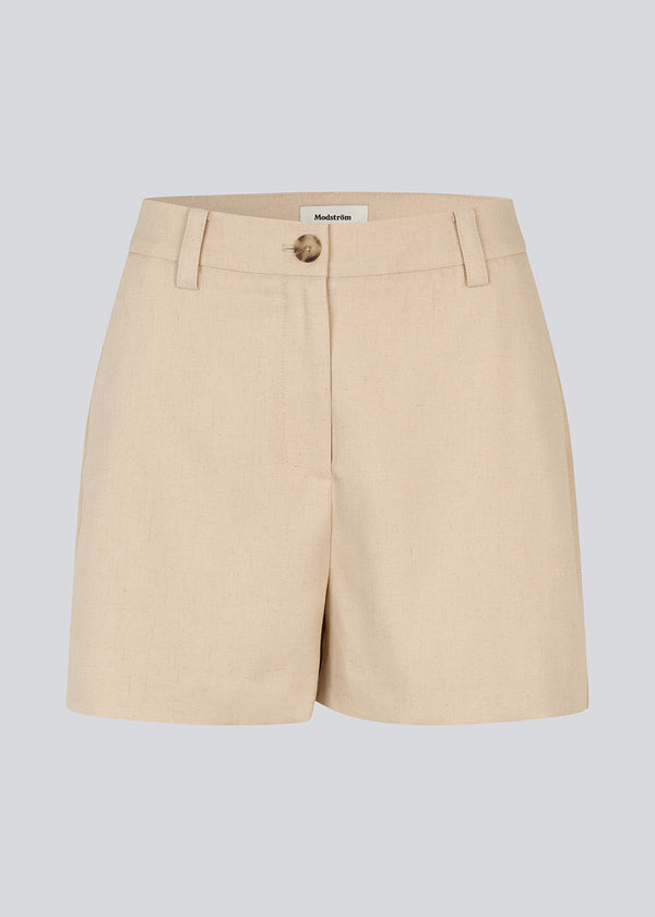 Short high-waisted shorts with sidepockets. NormaMD shorts have a zip fly and button, belt loops and decorative pockets on the back.