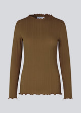 Tight-fitted, long sleeved t-shirt in the color Breen with ruffled trimmings on sleeves, at the neck and bottom. Oasis t-neck fits perfectly as a basic style in the wardrobe. The model is 173 cm and wears a size S/36