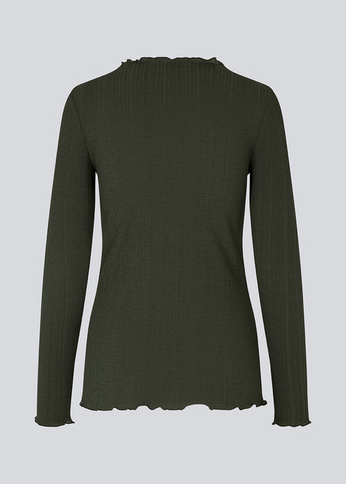 Tight-fitted, long sleeved t-shirt in dark green with ruffled trimmings on sleeves, at the neck and bottom. Oasis t-neck fits perfectly as a basic style in the wardrobe. The model is 173 cm and wears a size S/36