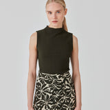 Sleeveless top in dark green in a structured material with a high neck. OasisMD top has lettuce hems at neckline, arm hole and hem. The model is 175 cm and wears a size S/36.
