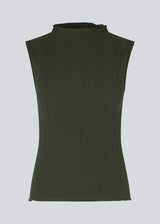 Sleeveless top in dark green in a structured material with a high neck. OasisMD top has lettuce hems at neckline, arm hole and hem. The model is 175 cm and wears a size S/36.