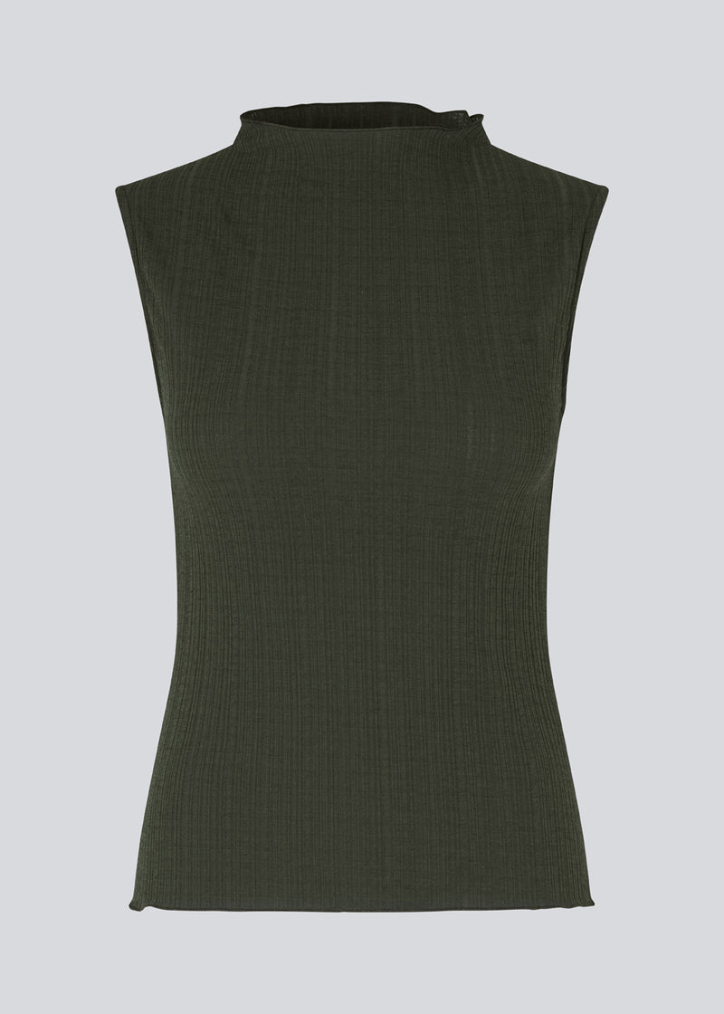 Sleeveless top in dark green in a structured material with a high neck. OasisMD top has lettuce hems at neckline, arm hole and hem. The model is 175 cm and wears a size S/36.