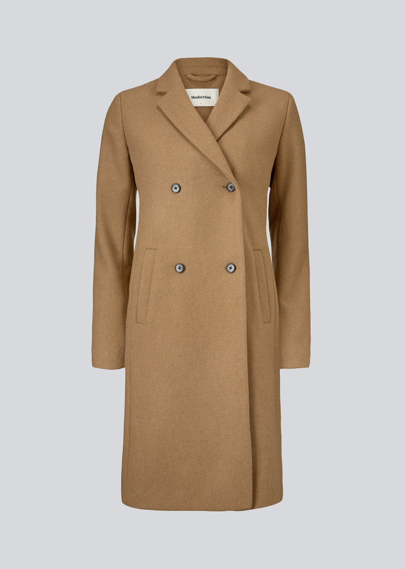 Beautiful, knee-length wool coat in light brown. Odelia coat is closed at front by 4 buttons and is fitted around the waist, which gives a feminine look. Because of the high content of wool the jacket will be perfect for fall and the mild winters.