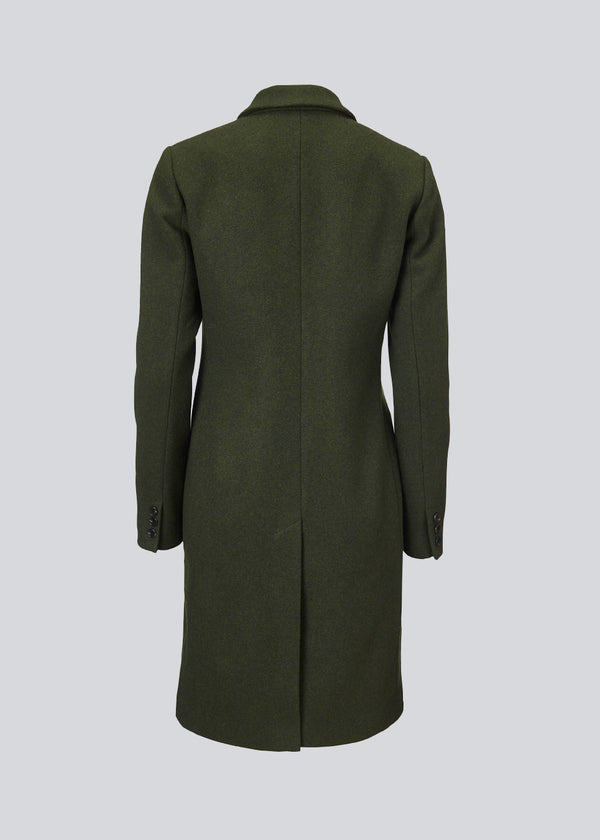Beautiful, knee-length wool coat in army green. Odelia coat is closed at front by 4 buttons and is fitted around the waist, which gives a feminine look. Because of the high content of wool the jacket will be perfect for fall and the mild winters.